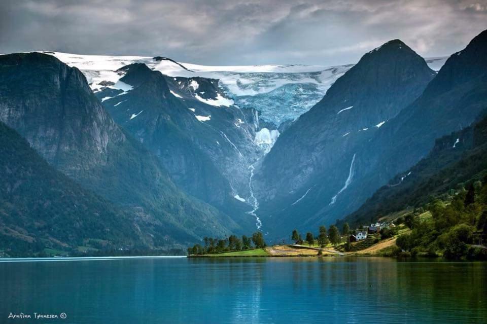 Glacier And Waterfall View Briksdalsbre Dış mekan fotoğraf